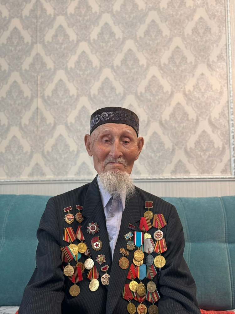 Қыз жігітке жалынып сұрайды